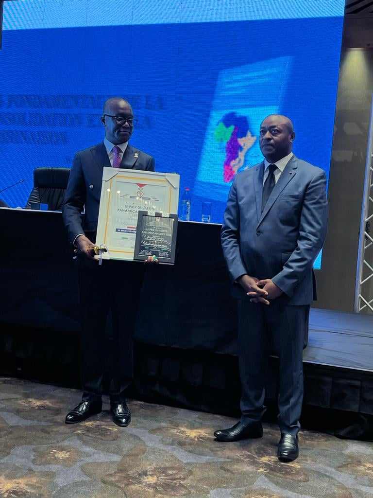 Brice Voltaire Etou Obami sacré prix du Mérite panafricain
